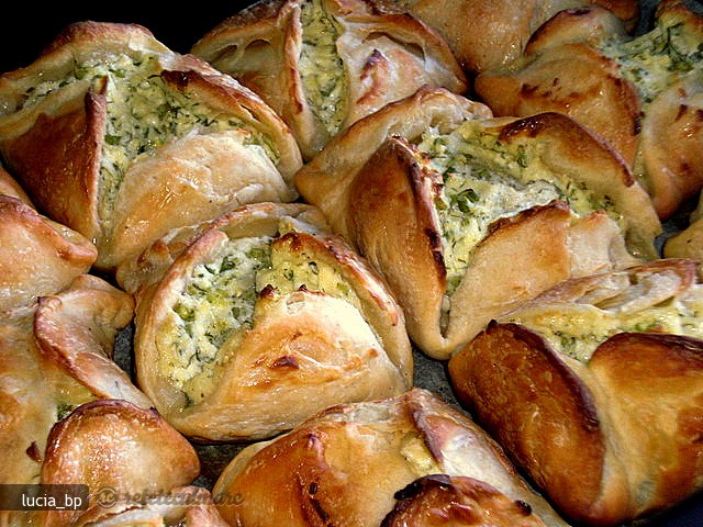 Placintele Aperitiv cu Branza de Vaci, Marar si Ceapa Verde