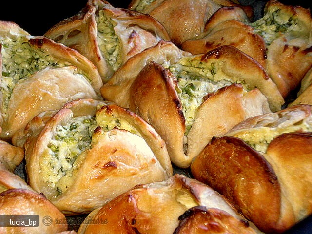 Placintele Aperitiv cu Branza de Vaci, Marar si Ceapa Verde