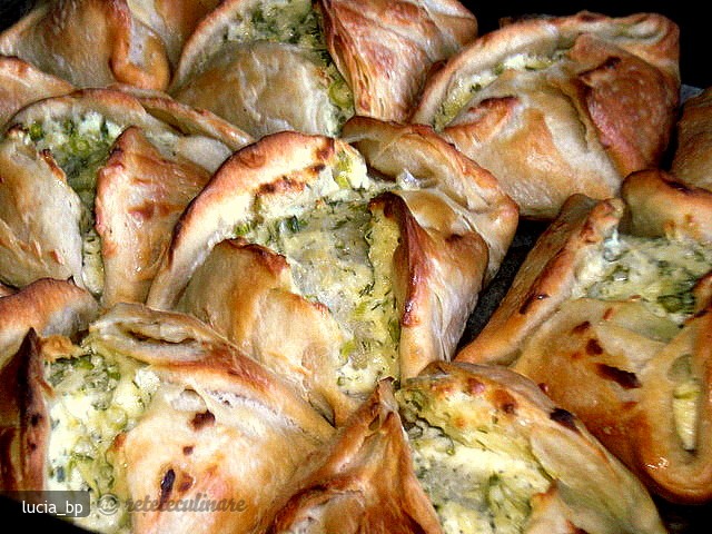Placintele Aperitiv cu Branza de Vaci, Marar si Ceapa Verde