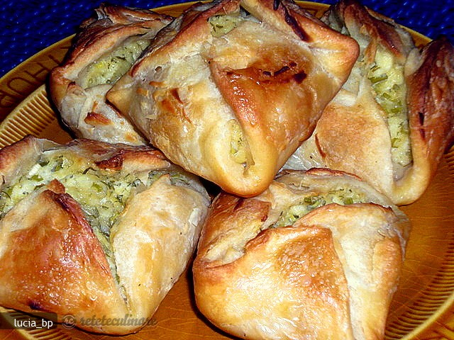 Placintele Aperitiv cu Branza de Vaci, Marar si Ceapa Verde
