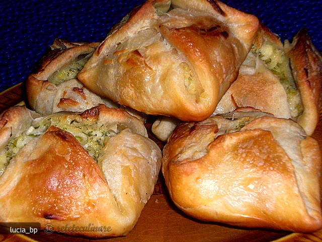 Placintele Aperitiv cu Branza de Vaci, Marar si Ceapa Verde