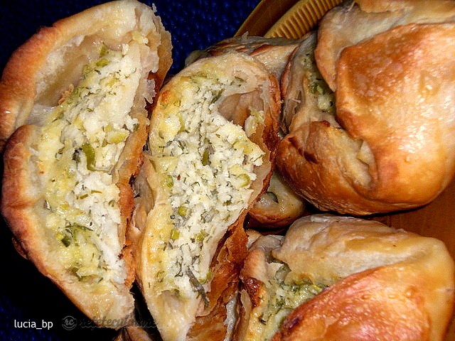 Placintele Aperitiv cu Branza de Vaci, Marar si Ceapa Verde