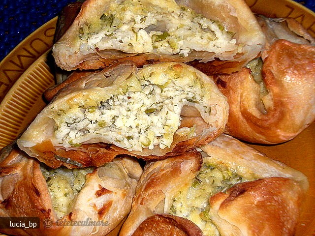 Placintele Aperitiv cu Branza de Vaci, Marar si Ceapa Verde