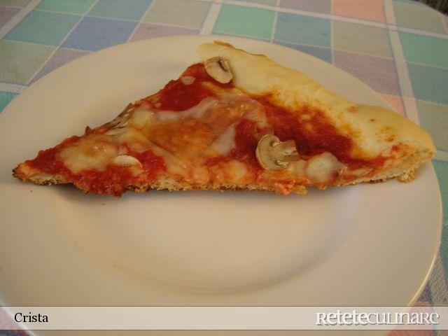 Pizza cu Mozzarella, Rosii (suc), Ciuperci si Busuioc
