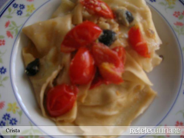 Ravioli cu Ierburi si Sos de Rosii si Masline Negre