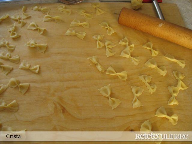 Farfalle cu Sos de Carne de Pui