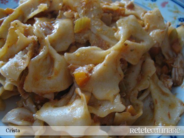 Farfalle cu Sos de Carne de Pui