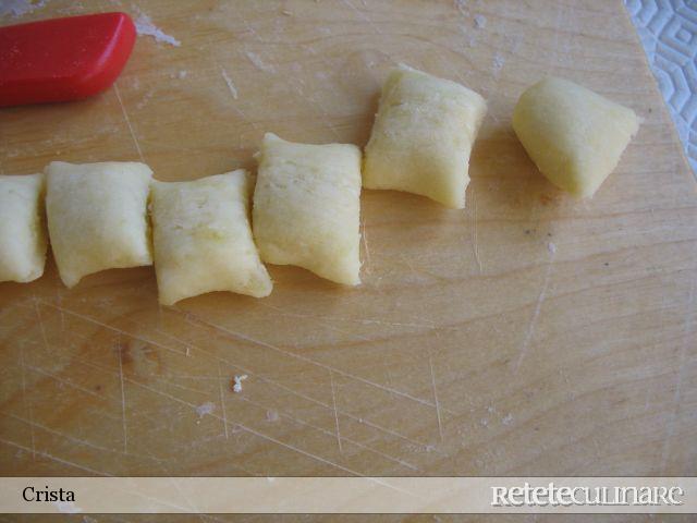 Gnocchi in Sos de Rosii (Alla Sorrentina)