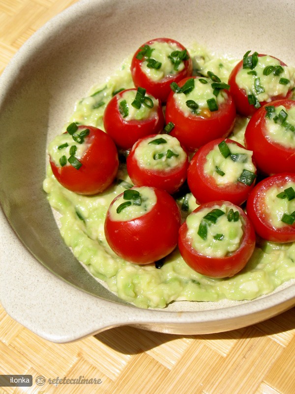 Rosii Cherry Umplute cu Pasta de Avocado