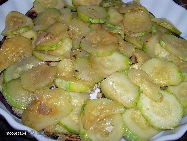 Crumble Sarat cu Dovlecei, Vinete si Ton
