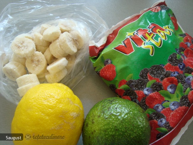 Inghetata de Fructe de Padure, banane si Avocado