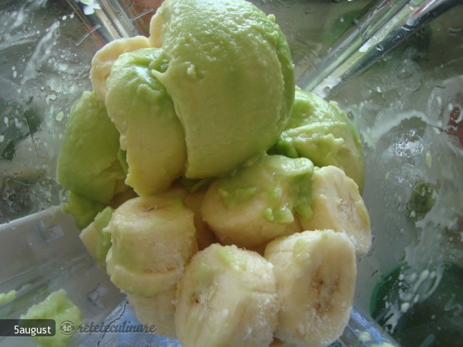 Inghetata de Fructe de Padure, banane si Avocado