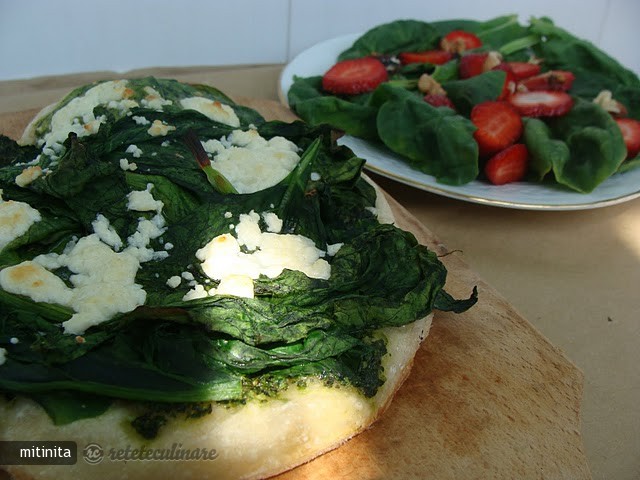 Pizza cu Spanac si Pesto cu o Salata de Capsuni si Spanac