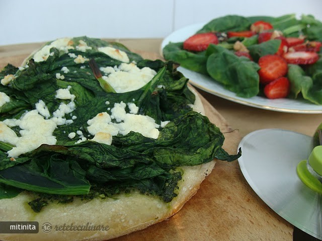 Pizza cu Spanac si Pesto cu o Salata de Capsuni si Spanac