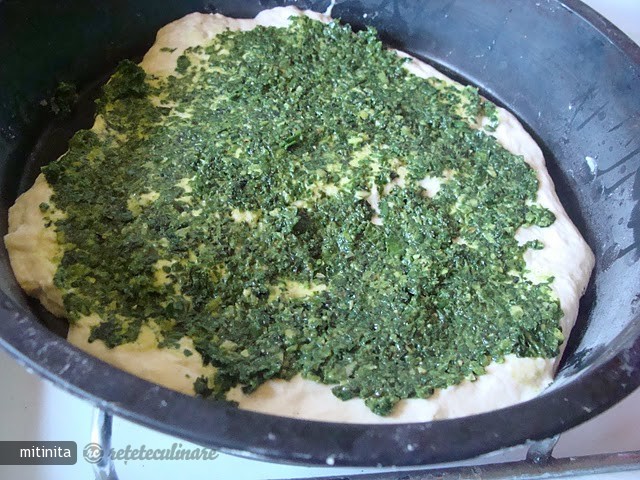 Pizza cu Spanac si Pesto cu o Salata de Capsuni si Spanac