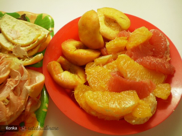 Salata de Fructe in Pepene de Dabuleni