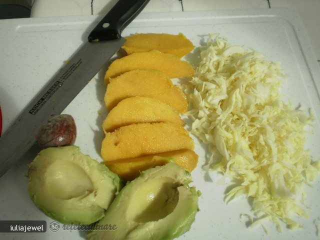 Salata de Varza cu Mango si Avocado