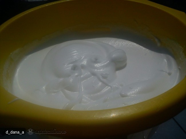 Tort cu Crema de Praf de Inghetata