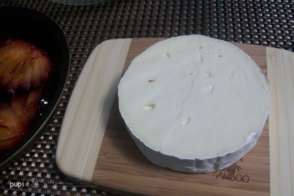 Prune Caramelizate pe Pat de Brie