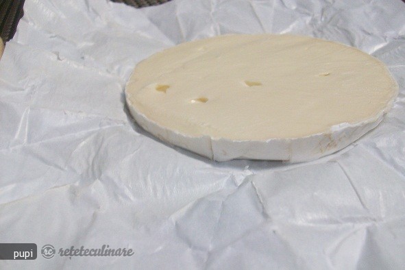 Prune Caramelizate pe Pat de Brie