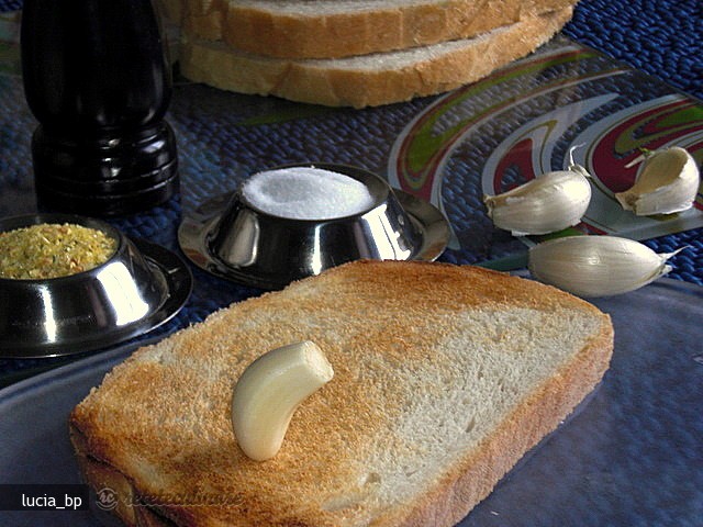 Snack’ul Rustic - Paine Prajita, Usturoi si Untura