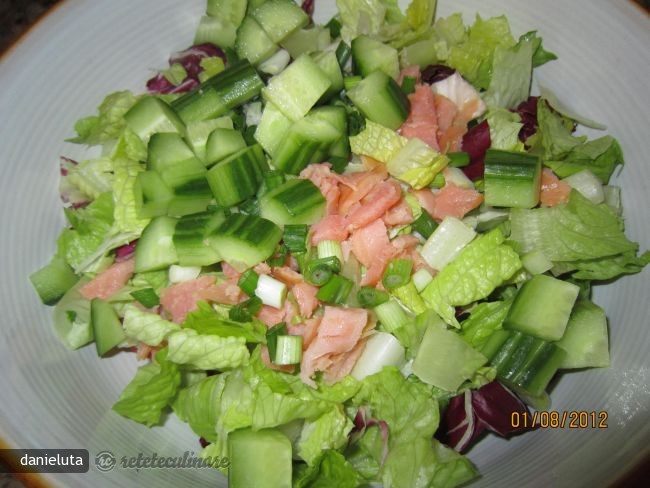 Salata Verde cu Somon Afumat, creveti si Sos de Iaurt