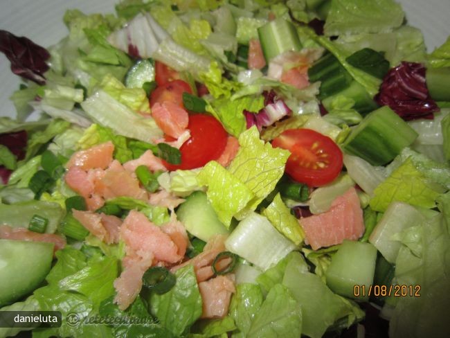 Salata Verde cu Somon Afumat, creveti si Sos de Iaurt