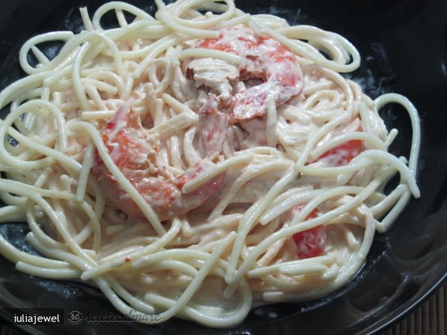 Salata Verde cu Somon Afumat, creveti si Sos de Iaurt