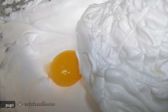 Tort `Violeta` (Cacao cu Crema de Nuci)