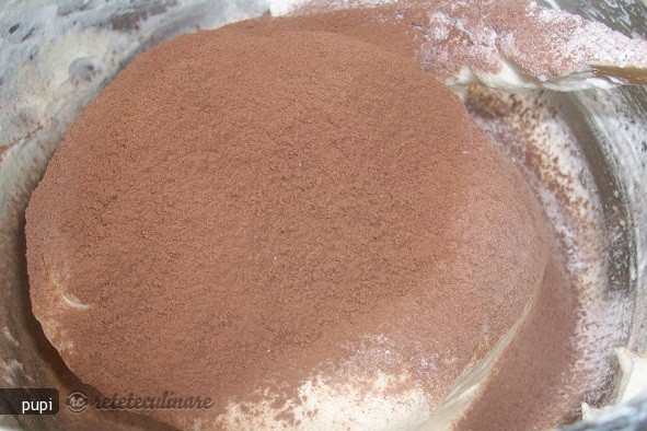 Tort `Violeta` (Cacao cu Crema de Nuci)