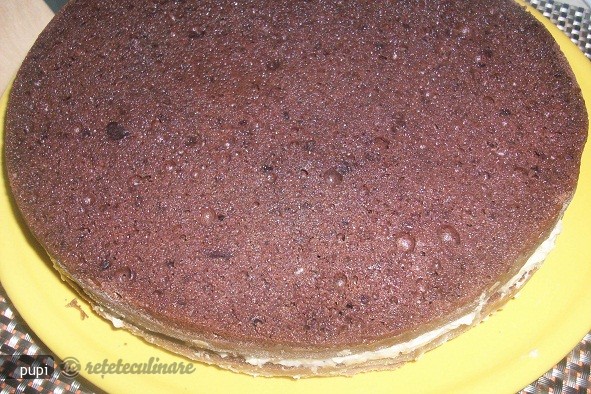 Tort `Violeta` (Cacao cu Crema de Nuci)