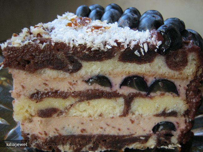Tort Ciudat - cu Crema de Smantana si Struguri