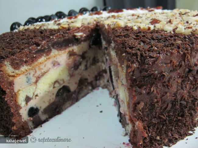 Tort Ciudat - cu Crema de Smantana si Struguri