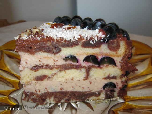 Tort Ciudat - cu Crema de Smantana si Struguri