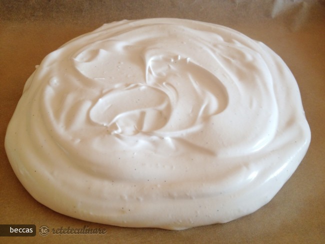 Pavlova cu Fructe si Sos de Portocale