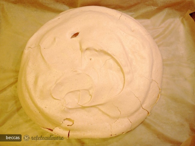 Pavlova cu Fructe si Sos de Portocale
