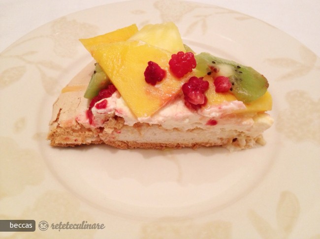 Pavlova cu Fructe si Sos de Portocale