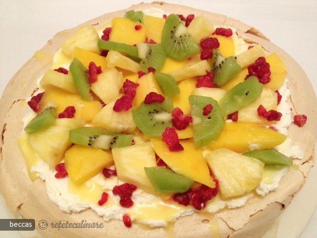 Pavlova cu Fructe si Sos de Portocale