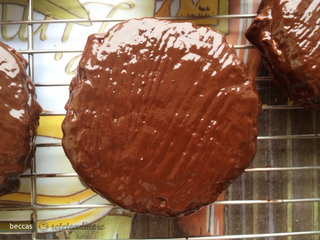 Biscuiti cu Marshmallows Inveliti in Ciocolata