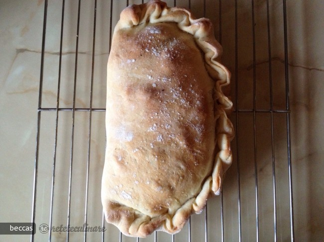 Pizza Calzone cu Mozzarela si Prosciutto