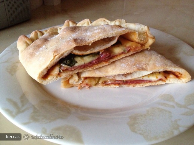 Pizza Calzone cu Mozzarela si Prosciutto