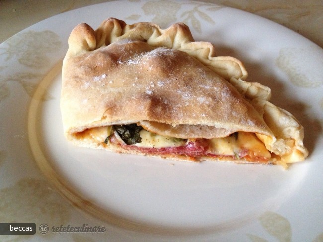 Pizza Calzone cu Mozzarela si Prosciutto