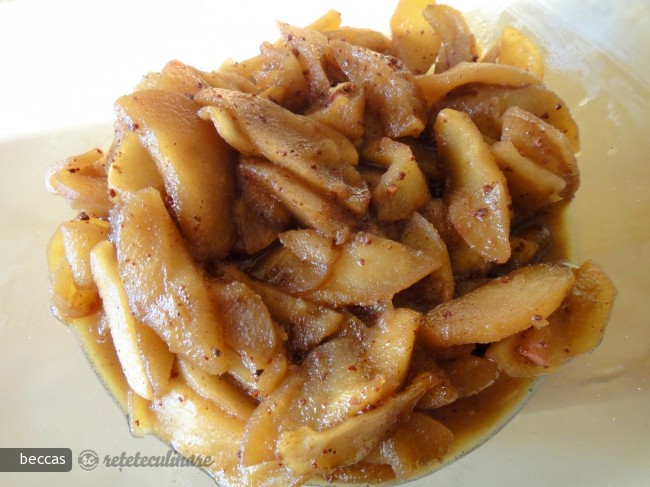 Tarta cu Mere, Sos Caramel si Mascarpone