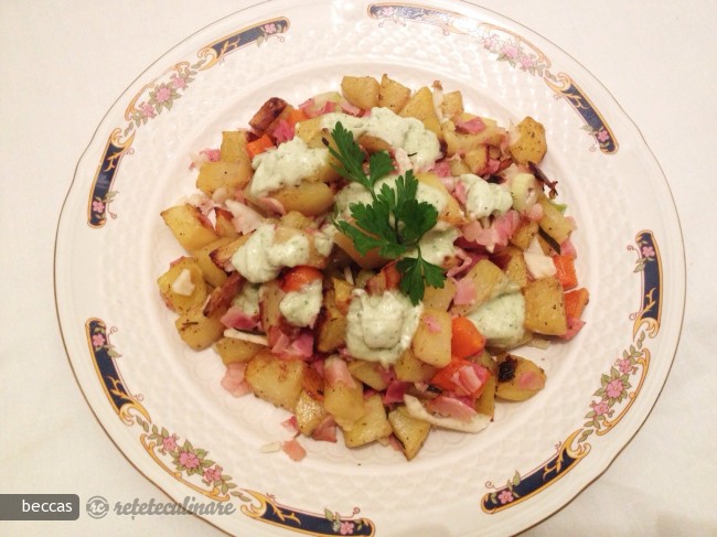 Salata de Cartofi cu Bacon si Sos Gorgonzola