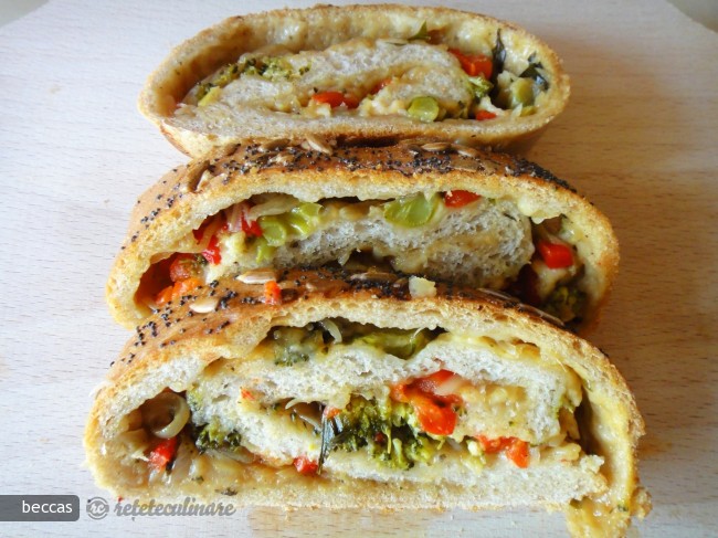 Stromboli cu Broccoli, Ardei Copti si Mozzarella de Bivolita