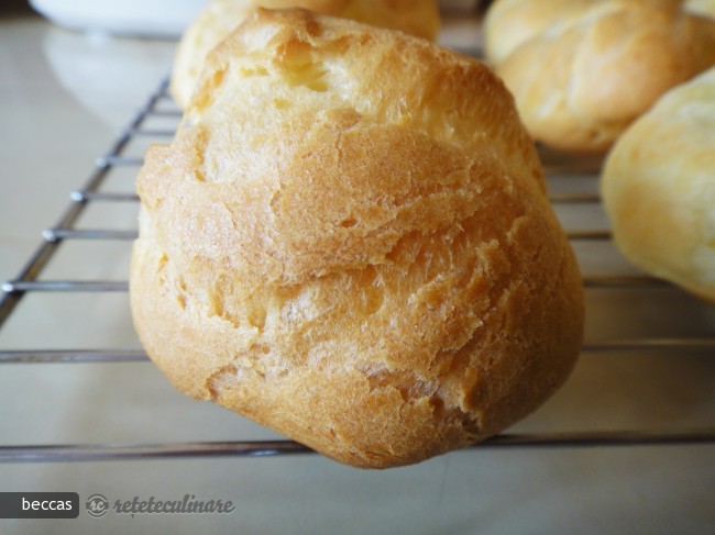 Profiteroles cu Sos de Fistic, Frisca si Ciocolata