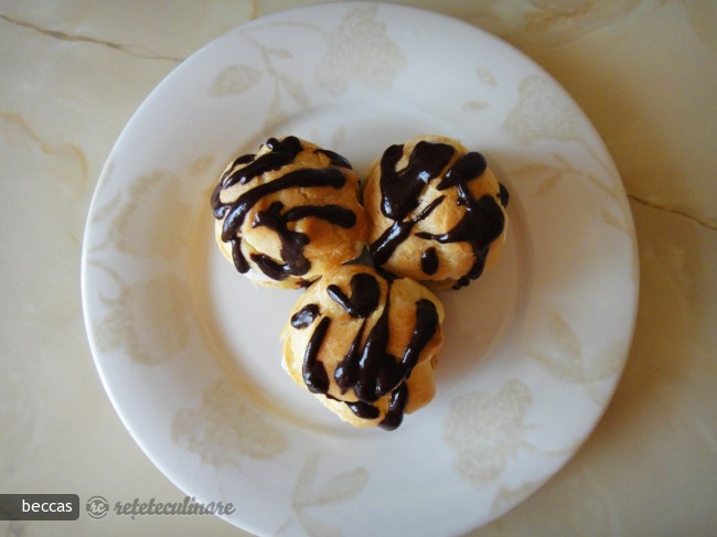 Profiteroles cu Sos de Fistic, Frisca si Ciocolata