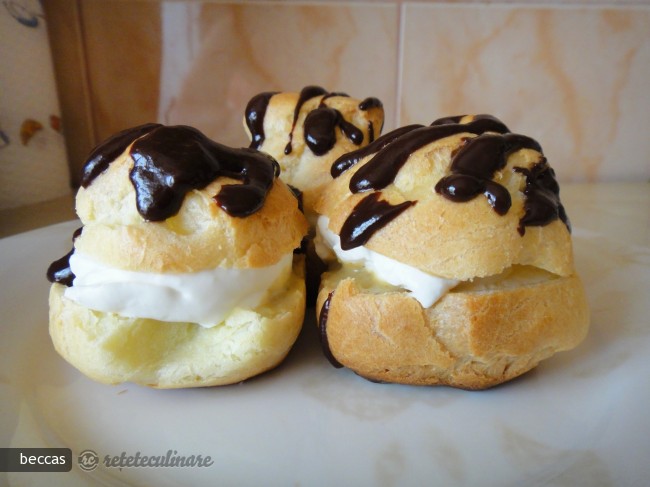 Profiteroles cu Sos de Fistic, Frisca si Ciocolata