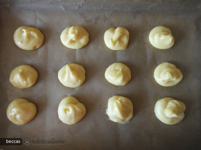 Profiteroles cu Sos de Fistic, Frisca si Ciocolata