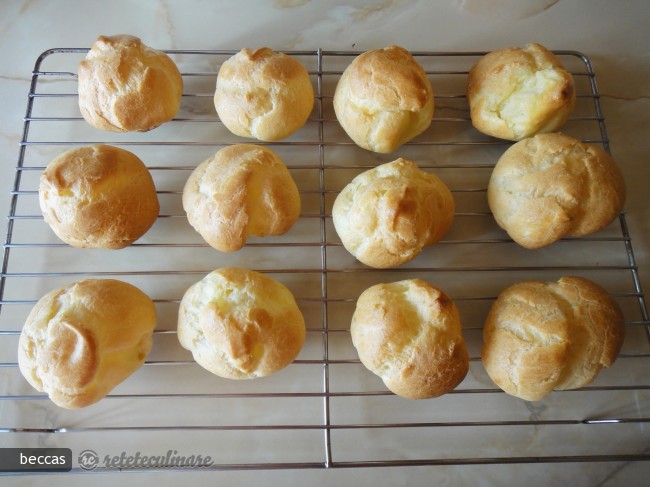 Profiteroles cu Sos de Fistic, Frisca si Ciocolata